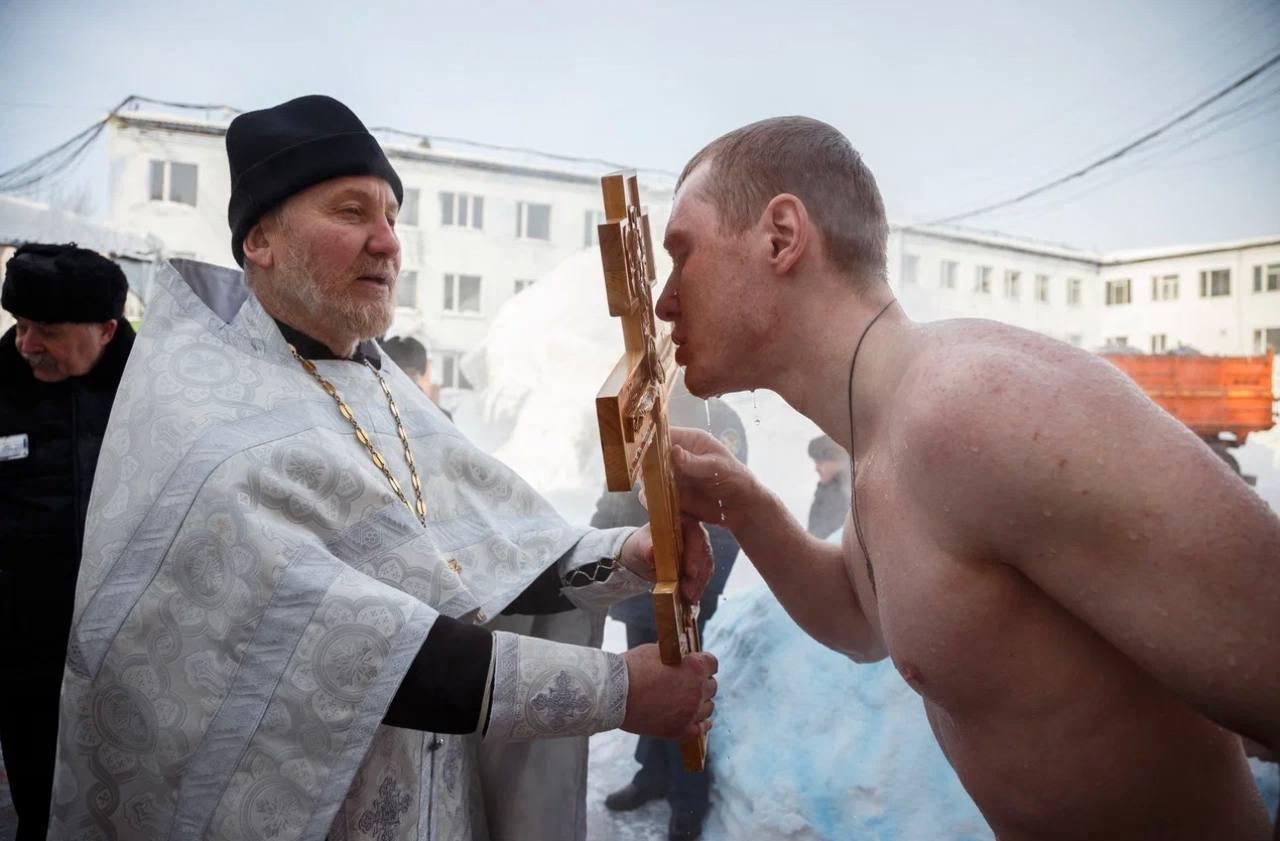 Фото В Новосибирске появились кадры купания на Крещение в колонии строгого режима 3